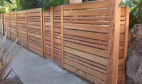 Different width boards....boards flush with front of posts Pagar Modern, Tor Design, Wood Fence Gates, Wood Fence Design, Modern Fence Design, Fence Slats, Privacy Fence Designs, Cheap Backyard, Horizontal Fence