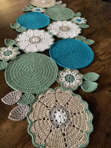 Summer Table Runner, Fancy Table, Free Crochet Doily Patterns, Vintage Table Runner, Crochet Placemats, Crochet Table Runner Pattern, Crochet Needlework, Crochet Stitches Free, Placemats Patterns