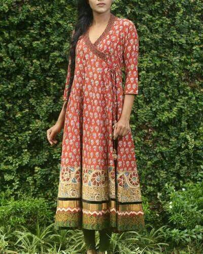 Kalamkari Couture, Angarkha Kurti Pattern, Kalamkari Border, Vestidos Retro, Indian Kurti Designs, Kurti Patterns, Designer Kurti Patterns, Simple Kurti Designs, Salwar Designs