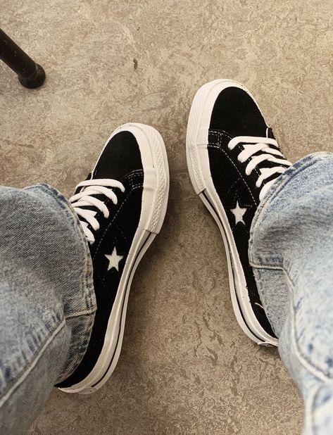 Converse Shoes One Star, One Star Converse Aesthetic, Black One Star Converse, Converse One Star Aesthetic, Converse Star Shoes, Converse Shoes Star, One Star Converse Outfits, Converse With Stars, Converse One Star Outfit