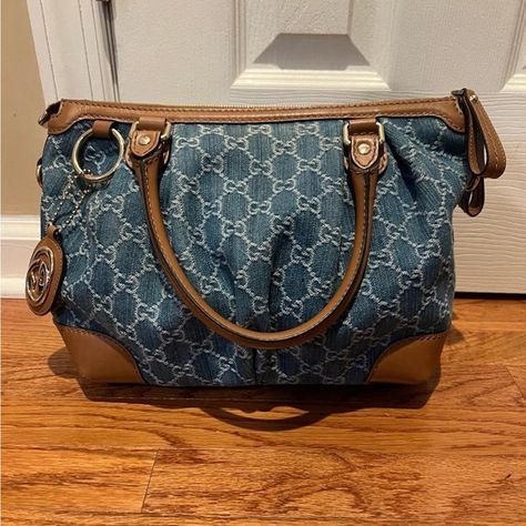 Gucci GG Denim and Leather Sukey Tote Bag authentic Gucci Handbags, Light Ombre, Gg Logo, Code Number, Beautiful Lights, Handles, Monogram, The Incredibles, Gucci