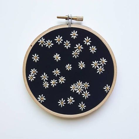 Haft Vintage, Pola Bordir, Beginner Embroidery Kit, Wooden Embroidery Hoops, Dmc Embroidery Floss, Pola Sulam, 자수 디자인, Hand Embroidery Stitches, Embroidery Hoop Art