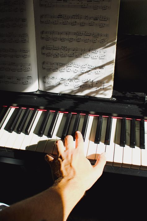 Piano Guy Aesthetic, Man Playing Piano Aesthetic, Man Singing Aesthetic, Piano Man Aesthetic, Piano Boy Aesthetic, Guy Playing Piano Aesthetic, Music Instruments Aesthetic, Music Boy Aesthetic, Musical Instruments Photography