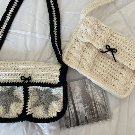 star granny square messenger bag & folklore cardigan inspired shoulder bag crochet tutorial by mahumcrochets Crochet Messenger Bag, Crochet Sling Bag, Crochet Fairy, Crochet Bag Tutorials, Crochet Design Pattern, Crochet Stars, Haken Baby, Crochet Clutch, Beginner Crochet Projects