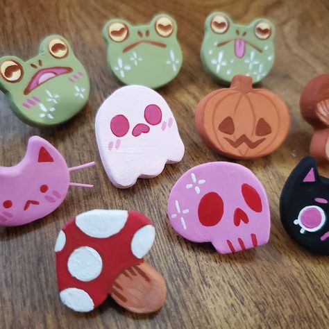 Halloween Pins Diy, Air Dry Clay Earrings Ideas, Cute Pin Designs, Earing Ideas Clay, Halloween Clay Pins, Clay Pins Anime, Small Crafts To Make And Sell, Different Crafts Ideas, Clay Cute Earrings