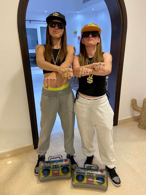 Rapper Dress Up Day For School, Rapper Costume Ideas, Gangster Pige, Rappers Costume, American Themed Party Outfit, Carnaval Hippie, Friend Group Costumes, Rapper Halloween Costume, Ganster Costume