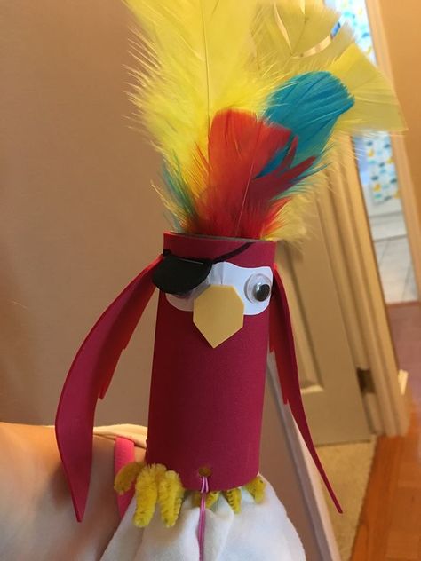 Pirate Bird Craft, Pirate Parrot Diy, Diy Pirate Party Ideas, Pirate Birthday Party Decorations Diy, Diy Parrot Craft, Pirate Art And Craft, Diy Pirate Hook For Kids, Pirate Hook Diy, Pirate Themed Costumes