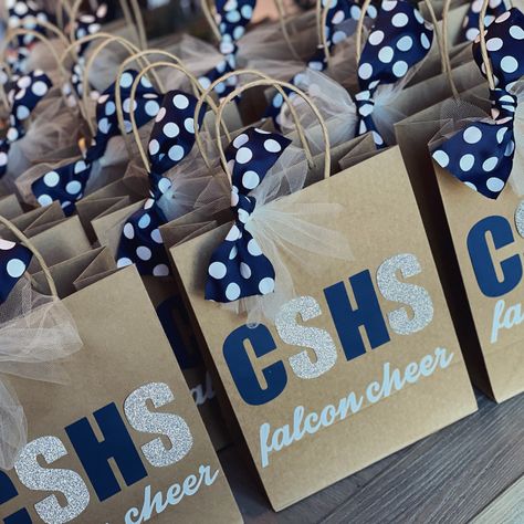 Cheer Snack Bags Ideas, Gift Ideas For Cheer Team, Cheer Big Sister Gifts Ideas, Cheer Gift Bags Ideas, Cheerleader Treat Bags, Cheerleader Team Dinner, High School Cheer Banquet Ideas, Cheer Treat Bags Ideas, Cheer Snack Bag Ideas