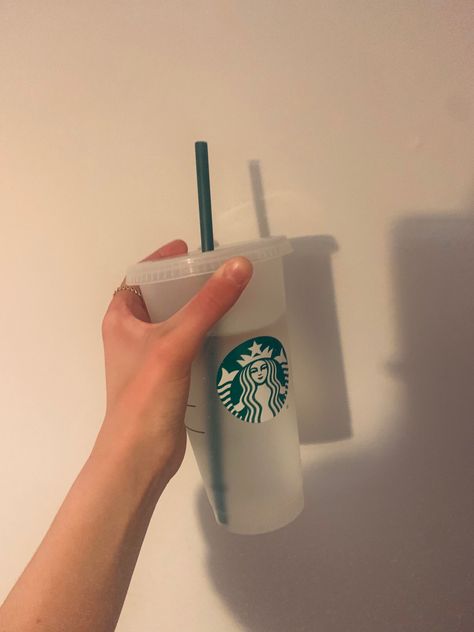 Starbucks Cups Aesthetic, Aesthetic Starbucks Cup, Kaffee Aesthetic, Starbucks Cup Aesthetic, Aesthetic Gadgets, Cups Aesthetic, Aesthetic Wishlist, Coffee Captions, Cup Aesthetic