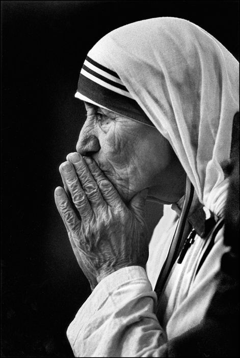 Saint Mother Teresa canonisation Sept 4 2016 Pray without ceasing. 1 Thessalonians 5:17 Mother Teresa Pictures, Mother Teresa Photos, Missionaries Of Charity, Saint Teresa Of Calcutta, Poverty And Hunger, Mother Teresa Quotes, Mother Theresa, Saint Teresa, We Are All One