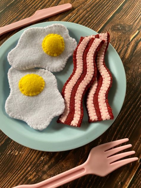 Felt Bacon, Play Food Diy, Play Kitchen Food, Felt Toys Diy, Sunnyside Up Eggs, Imagination Play, Felt Food Diy, Felt Food Patterns, Bacon And Eggs