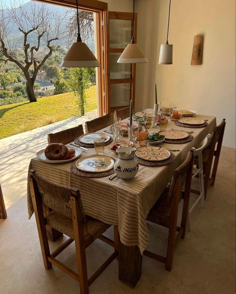 Italy Dining Room, Mediterranean Dining Table, Cozy Room Aesthetic, Spain Villa, Modern Mid Century Living Room, Candle Lit Dinner, Living Room Mid Century, Mediterranean Dining Room, Spanish Dinner