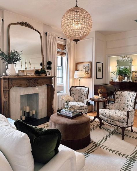 Anna Page, Antique Living Room, French Living Rooms, Style Parisienne, Apartment Decoration, Living Vintage, French Country Living Room, Casa Vintage, Vintage Living Room