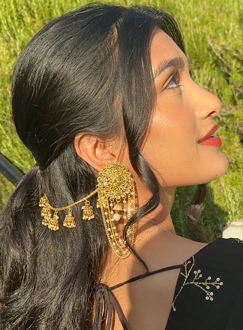 saharey ⚜️ #desi #desifashion Jhumka Hairstyle, Saharey Earrings Hairstyle, Hairstyles With Sahara Earrings, Sahara Earrings Hairstyle, Saharey Earrings, Desi Hairstyles, Desi Casual, Asia Aesthetic, South Asian Aesthetic