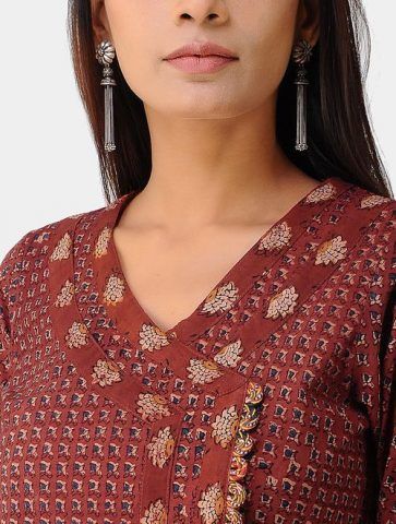 Designer ethnic kurtas (12) Kurta Neck Designs, Kurti Pattern, Design Kurti, Angrakha Kurta, Design Kurta, Salwar Neck Designs, Kurti Sleeves Design, Indian Kurti Designs, Angrakha Style