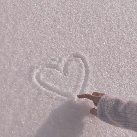 #aesthetic #softaesthetic #white #heart #snow #trendy #winter #simple ———————————————————————————— (not my picture <3) متحف فني, Christmas Aesthetic Wallpaper, Desain Signage, Korean Aesthetic, White Theme, Winter Pictures, Black And White Aesthetic, Aesthetic Colors, Aesthetic Gif