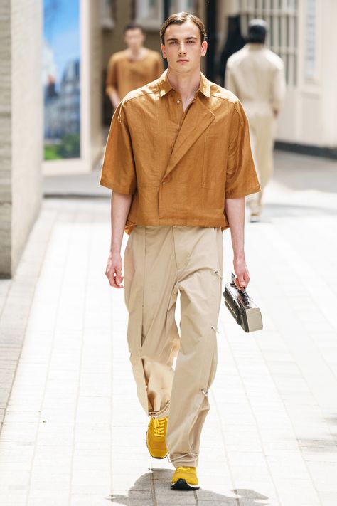 Chalayan Spring 2020 Menswear Fashion Show - Vogue Best Casual Wear For Men, Menswear 2020, Look Man, Show Collection, Menswear Fashion Show, Fashion Menswear, Lifestyle Trends, Vogue Russia, Casual Winter