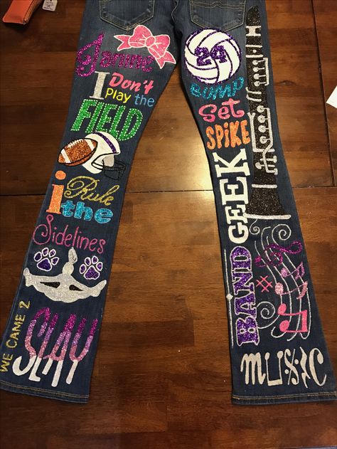 Spirit Jeans Hoco Spirt Jeans, Decorated Senior Jeans, Cheer Spirit Jeans, Spirt Week Pants Ideas, School Spirt Jeans, Hoco Spirit Jeans, Homecoming Jeans Ideas High Schools, Spirit Pants Ideas, Painted Jeans School Spirit Senior