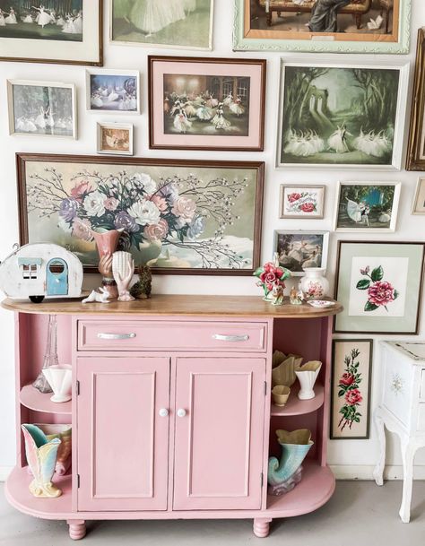 Upcycling, Main Bedroom Ideas, Home Office Cozy, Wardrobe Behind Bed, Maximalist Decor Vintage, Office Cozy, Granny Chic Decor, Millennial Decor, Very Small Bedroom