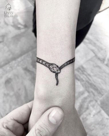 Snake Tattoos Around Wrist, Oroboros Tattoo, Tato Paha, Targaryen Tattoo, Ouroboros Tattoo, Pola Tato, Tato Henna, Serpent Tattoo, Tato Lengan