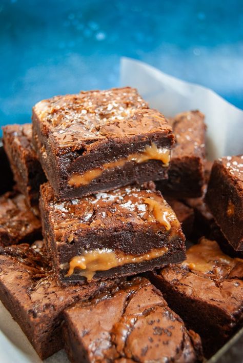 These Salted Caramel Brownies are the ultimate indulgent treat - dark, fudgy chocolate brownies with a salted caramel middle...heaven in every bite! #saltedcaramelbrownies #bestsaltedcaramelbrownies #browniessaltedcaramel Brownies With Caramel In The Middle, Caramel Filled Brownies, Salted Caramel Brownie Recipe, Caramel Crumble, Caramel Brownies Recipe, Chocolate Caramel Brownies, Fudgy Chocolate Brownies, Picnic Desserts, Caramel Treats