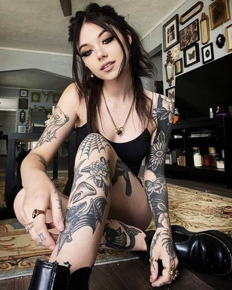 Claire Estabrook, Tattood Girls, Mujeres Tattoo, Tattoed Women, Tattoed Girls, Goth Women, Punk Girl, Hot Tattoos, Tattoos Gallery