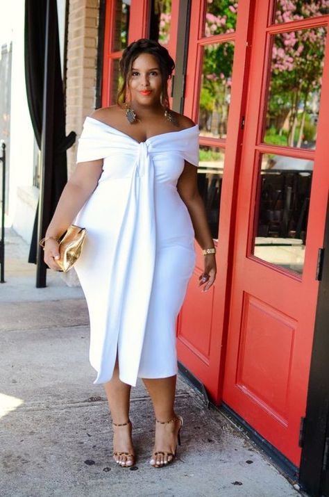 a gorgeous off the shoulder white fitting miid dress with large ties, leopard shoes and a metallic clutch Plus Size Wedding Guest Outfits, Xl Mode, Leandra Medine, Afrikaanse Mode, Look Plus Size, Outfits Plus Size, Cocktail Gowns, Big Girl Fashion, Looks Plus Size