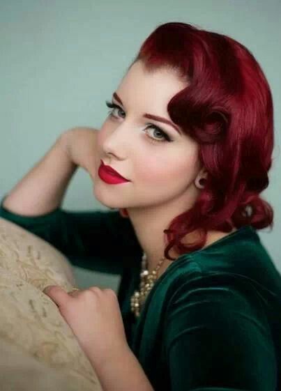 Redhead with beautiful vintage hairstyle #pinup #glamour #Hollywood Vintage Short Hair, Pin Up Curls, Burlesque Vintage, Vintage Hairstyle, Vintage Curls, 50s Hairstyles, Hollywood Hair, Rockabilly Hair, Pin Curls