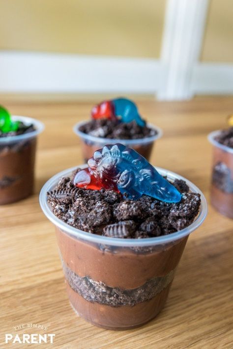 Dirt Cup Recipe, Dinosaur Themed Food, Themed Movie Night, Dirt Cups Recipe, Dinosaur Themed Party, Dinosaur Food, Festa Jurassic Park, Dirt Cup, Dinosaur Baby Shower Theme