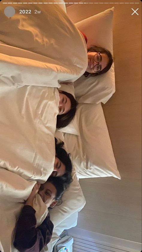 Dorm Sleepover Aesthetic, Sleepover Pjs Aesthetic, Sleepover Ideas Pics, Friends In Hotel Aesthetic, Hotel Girls Night Aesthetic, Hotel Trip Aesthetic, School Trip Pictures Ideas, Sleepover 4 People, Cozy Sleepover Aesthetic