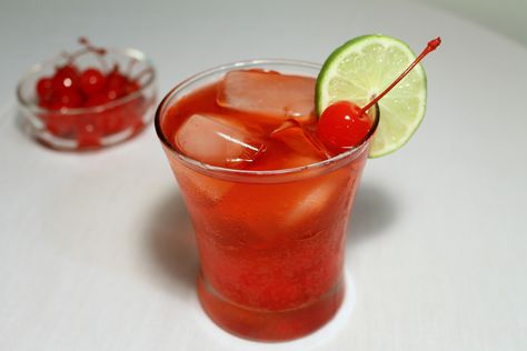 16 Drinks to Get You Nice and Tipsy This Spring Break Pomegranate Cocktail Recipes, College Drinks, Cheap Cocktails, Dirty Shirley, Coconut Vodka, Tasty Cocktails, Craft Cocktail Recipe, Watermelon Vodka, Summer Cocktail Recipes