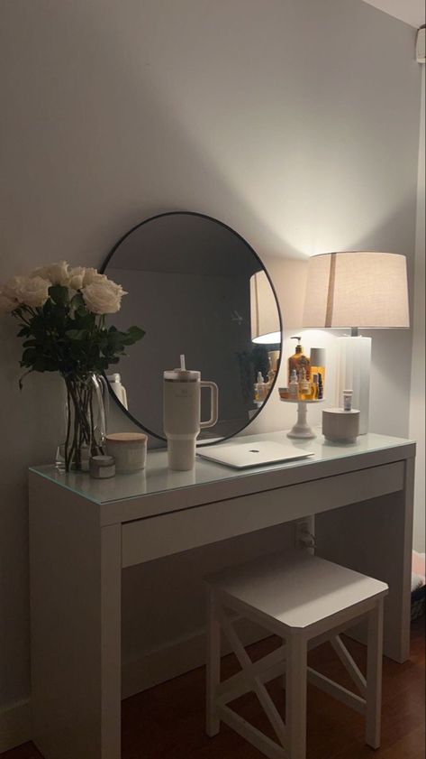 Click on pin to read more… Long Bedside Table Ideas, Bedroom Decor Clean Aesthetic, White Black Bedroom Ideas, Minimalist Bedroom Pink And White, Vanity Decor Aesthetic, Bedroom Table Ideas, Bedroom Ideas Desk, Chic Room Ideas, Clean Room Ideas