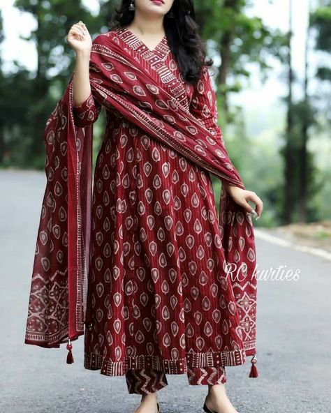 Long Cotton Kurti, Cotton Suit Designs, Suits For Women Indian, Cotton Dress Pattern, Dupatta Dress, Indian Dresses For Women, Kurti Sets, Kurti Pant, Cotton Anarkali