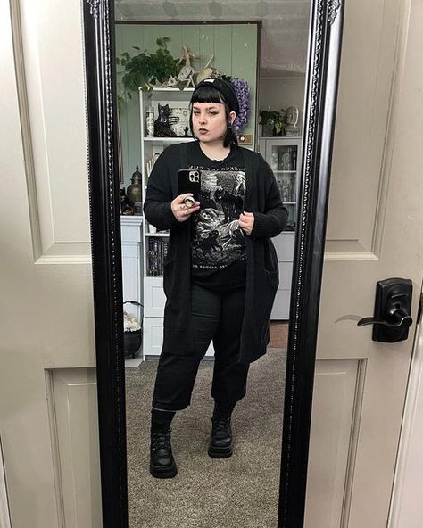Cat Plague on Instagram: "I forget how to dress for cold weather... . . . . . . . . #falloutfit #fallootd #grungefashion #grungestyle #grungeoutfit #grungeoutfits #grungeootd #allblackoutfit #allblackoutfits #gothfashion #gothstyle #casualgoth #gothoutfit #gothootd #gothicc #curvygoth #plussizegoth #alternativefashion #alternativestyle #alternativeoutfit #alternativeootd #alternativecurves #alternativeplussize #plussizealternative #psootd #plussizeootd #softgoth #softgrunge #spookystyle #spookyo Plus Size Casual Goth, Casual Alt Outfits Plus Size, Alt Outfits Cold Weather, Casual Goth Outfits Plus Size, Winter Goth Outfits Cold Weather, Winter Grunge Outfits Cold Weather, Alternative Fashion Winter, Plus Size Winter Outfits Cold Weather, Plus Size Alt Outfits