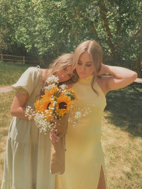 Dreamy, cottage core, cottage core aesthetic, dreamy aesthetic, dress, yellow dress, photoshoot, photoshoot inspo, photoshoot inspiration, bestie, photo to take with best friend, picnic, picnic photoshoot, sunflowers, floral arrangements, flowers, flower bouquet, flowers, fairy, fairy core, willow tree, dreamy vibes, fairy vibes, summer day, dreamy summer day, green, yellow photoshoot, sisters, sister photoshoot, unique photoshoot ideas, ideas, summer activity, green dress. Yellow Dress Photoshoot, Best Friend Picnic, Photoshoot Sisters, Friend Picnic, Yellow Photoshoot, Unique Photoshoot Ideas, Cottage Core Cottage, Photoshoot Unique, Dreamy Photoshoot