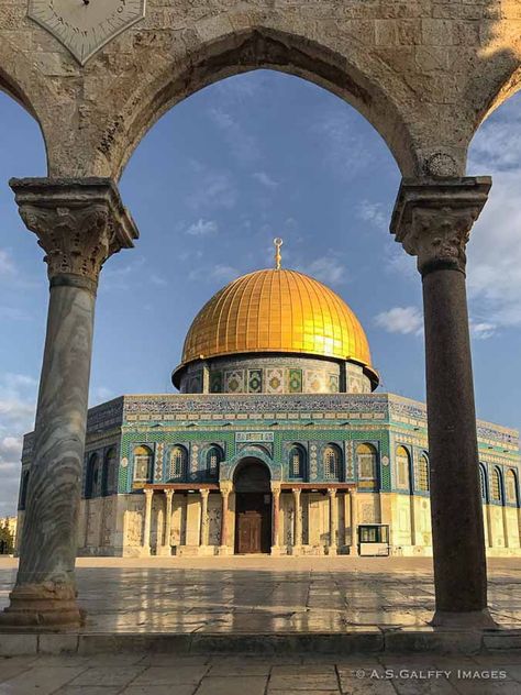 Visiting the Dome of the Rock on Temple Mount Mosque Architecture, The Dome Of The Rock, Al Quds, Temple Mount, Arsitektur Masjid, A Level Art Sketchbook, Mosque Art, Dome Of The Rock, Mecca Wallpaper