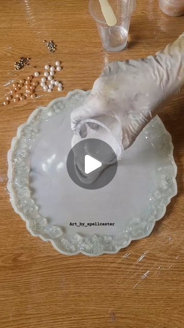 Round Resin Tray Ideas, Epoxy Resin Tips And Tricks, Resin Cupcake Stand, Resin Thali Ideas, Diy Resin Crafts Ideas, Resin Tutorial Videos, Resin Crafts Tutorial Videos, Resin Tricks, Resin Tray Tutorial