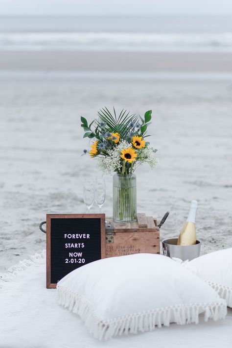 Beach Marriage, Proposal Setup, Romantic Proposal Ideas, Proposal Ideas Beach, Wedding Proposal Ideas Engagement, Surprise Proposal Pictures, Proposal Beach, Outdoor Proposal, Cute Proposal Ideas