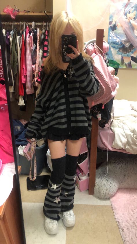 Fishnets And Knee High Socks Outfit, Names Of Skirts, Cute Fits Grunge, Cute Emo Outfit Ideas, Cute Emo Style, Emo Outfits Female, Emo Outfits Inspiration, Emo Athletic Outfits, Emo Outfit With Skirt