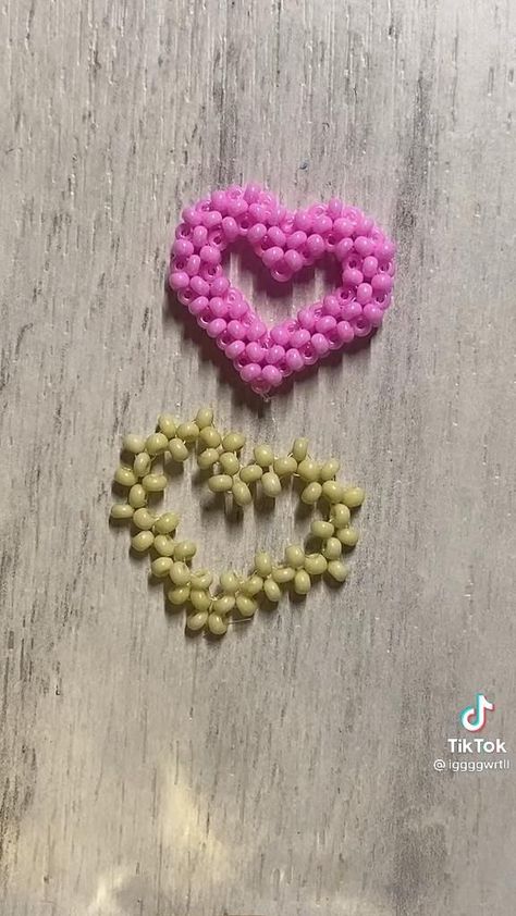 Biser Ideas, قلادات متدلية, Бисер Twin, Diy Beaded Rings, Gelang Manik-manik, Diy Jewelry Unique, Bead Charms Diy, Pola Gelang, Gelang Manik