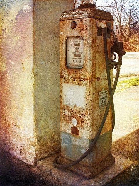 محطة وقود, Rust Never Sleeps, Old Gas Pumps, Pompe A Essence, Vintage Gas Pumps, Rust In Peace, Old Gas Stations, Gas Pump, Abandoned Cars