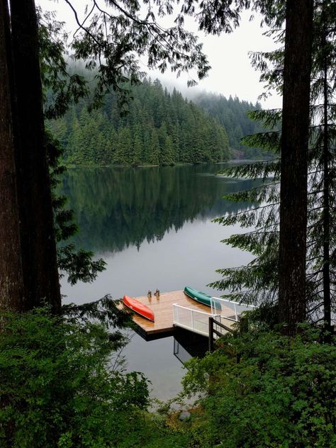 Essentials of Canadian Culture - Canadian Cottage Culture - Roads and Destinations Bonito, Nature, Traveling To Canada, Canadian Cottage, Lake Essentials, Boat On Lake, Canadian Lakes, Small Apartment Decorating Living Room, Cabin Aesthetic