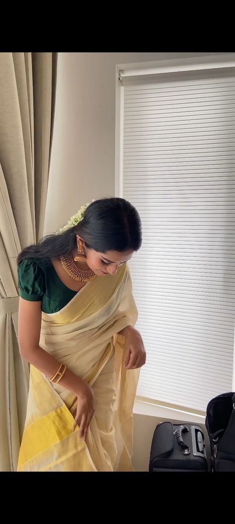 Onam Aesthetic Wear, South Indian Aesthetic Saree, Silk South Indian Saree, Kerala Onam Sari, Onam Saree Look For Women, Check Cotton Saree, South Indian Look Poses, Traditional Onam Saree Look, Telugu Saree Look