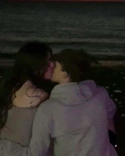 Bad Quality Aesthetic, Slasher Summer, Couple Beach Pictures, Dark Beach, Night Beach, Beach Couples, Night Swimming, Photo Cute, Night Couple