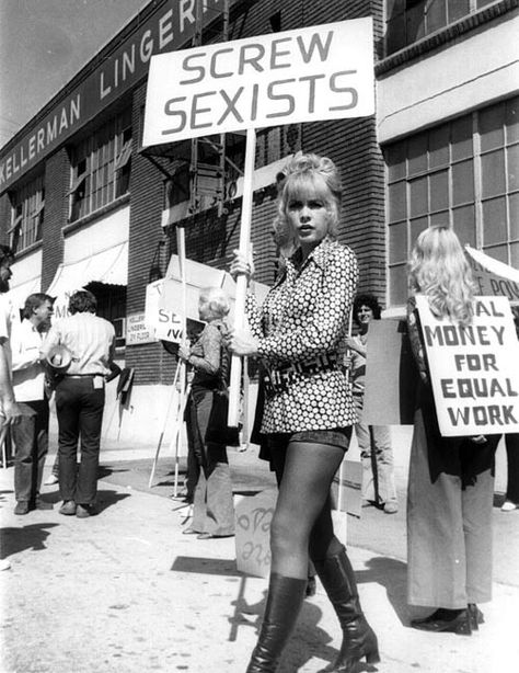 Screw sexists. #1970s #1970sfashion Terrence Loves You, Womens History, Stella Stevens, Women Rights, Boho Chique, 1970s Women, American Graffiti, Protest Signs, Riot Grrrl