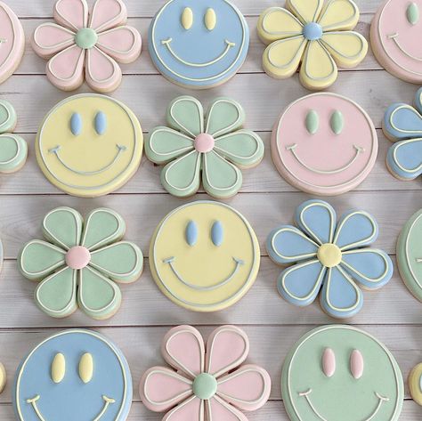 Sprinkle Royal Icing Cookies, Happy Face Cookies Smile, Butter Cookies Decoration, Smile Cookies Decorated, Pastel Royal Icing Cookies, Easy Cookies Decorating Ideas, Diy Birthday Cookies, Bday Cookies Decorated, Simple Cookie Design Royal Icing