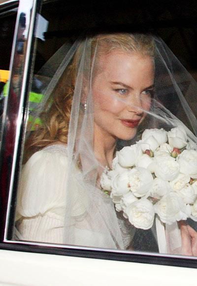 Wedding Photo List, Celebrity Wedding Photos, Nicole Kidman Keith Urban, Wedding Photo Display, Celebrity Bride, Wedding Photo Booth Props, Photo Backdrop Wedding, Iconic Weddings, Funny Wedding Photos