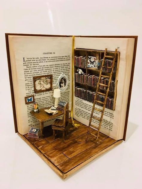 Creative Diorama Ideas, Diy Tiny Bookshelf, Book Diarama Ideas, Altered Book Ideas, Room Box Miniatures Diy, Book Nook Miniature, Book Sculpture Ideas, Book Nook Ideas Diy, Bookshelf Sculpture