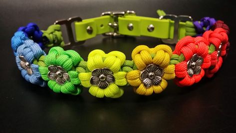 Clever Paracord Flower Macrame Bracelet Tutorial - The Beading Gem's Journal Paracord Flower, Flower Macrame, Paracord Bracelet Designs, Aztec Sun, Paracord Bracelet Tutorial, Paracord Braids, Free Jewellery Making Tutorials, Swiss Paracord, Macrame Bracelet Diy