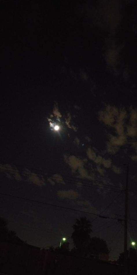 Sky Aesthetic Night, Aesthetic Night Sky, Photo Ciel, Fotografi Urban, Night Sky Photography, Night Sky Wallpaper, Aesthetic Night, Moon Pictures, Night Scenery